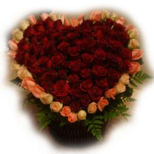 R 16 - 98 Stems Deluxe Heart Roses